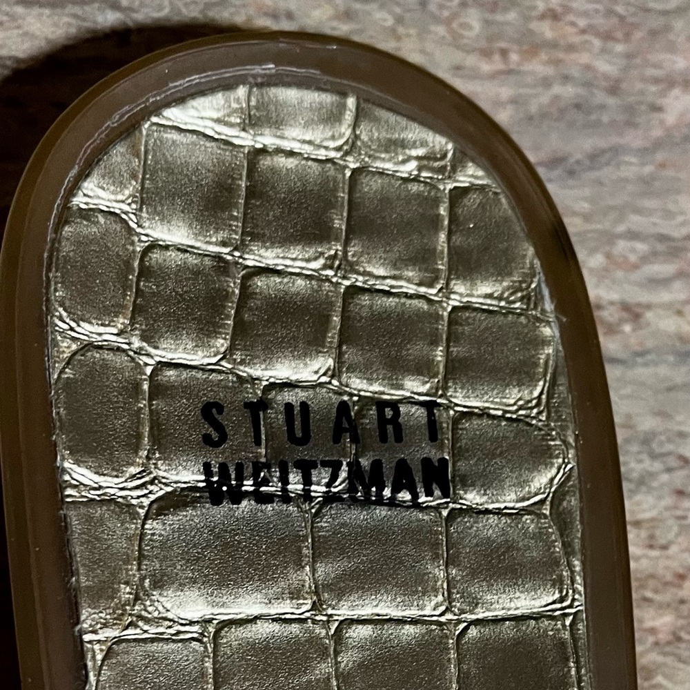 Stuart Weitzman gold and clear thong sandals with embossed blingy flower - Picture 10 of 12